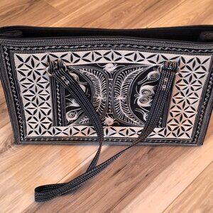 LAGA Exquisite Handbag  Tote Purse   Retails $179